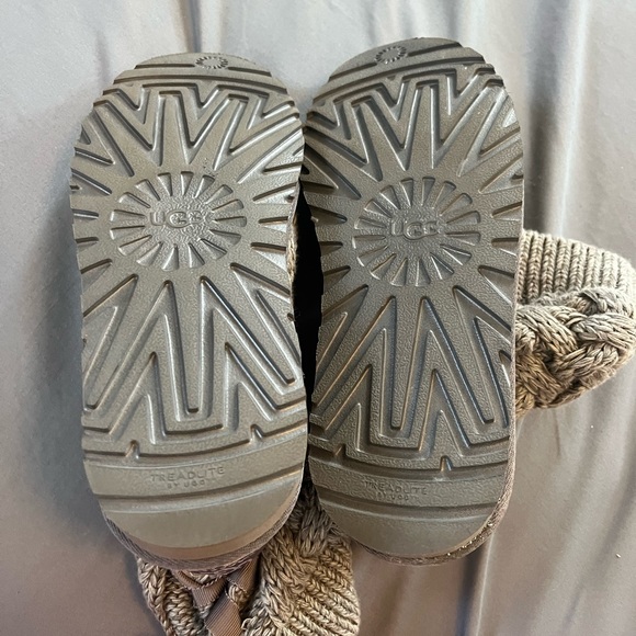 Grey UGG boots - Picture 4 of 4